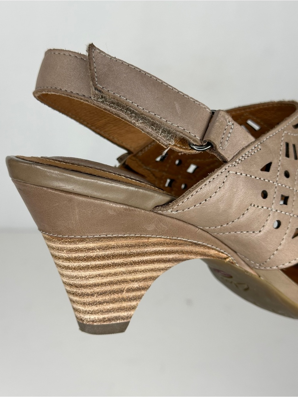 Clarks Artisan Jenness Energy Taupe Cutout Slingback Sandals Peep Toe Boho Sz7.5 - Picture 6 of 10